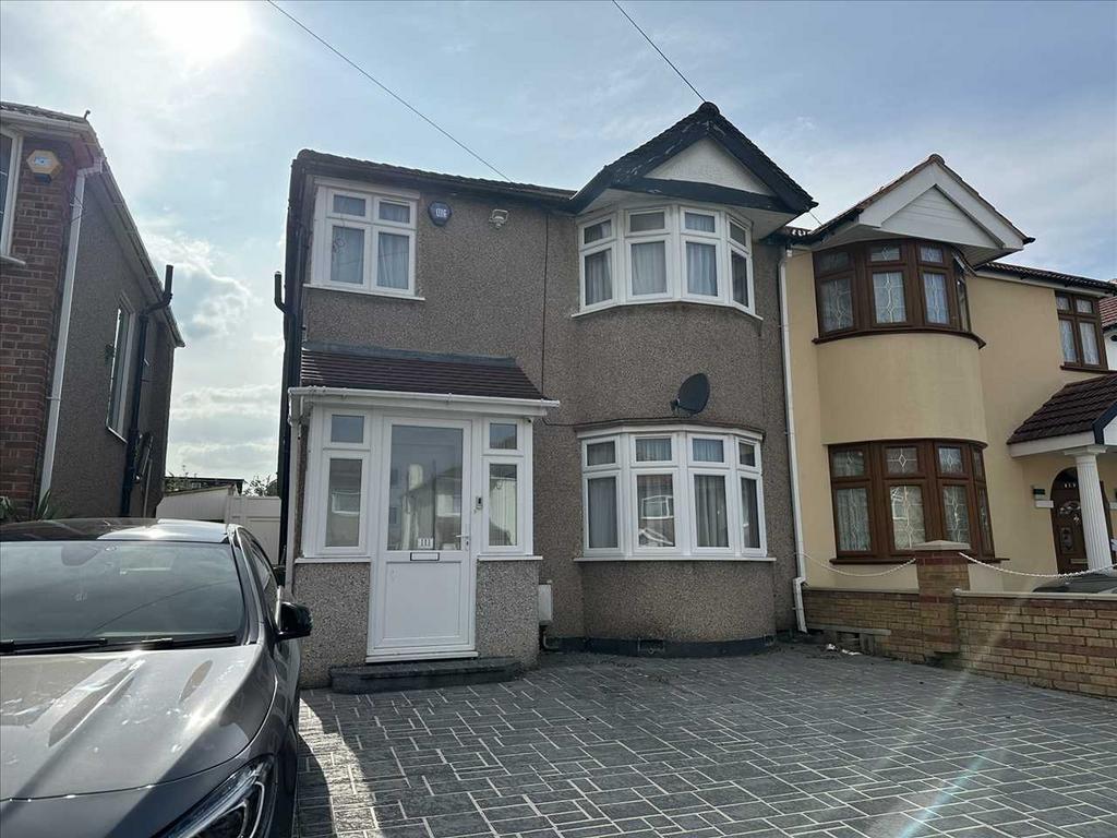 Uppingham Avenue, Stanmore 4 bed property to rent £2,500 pcm (£577 pw)
