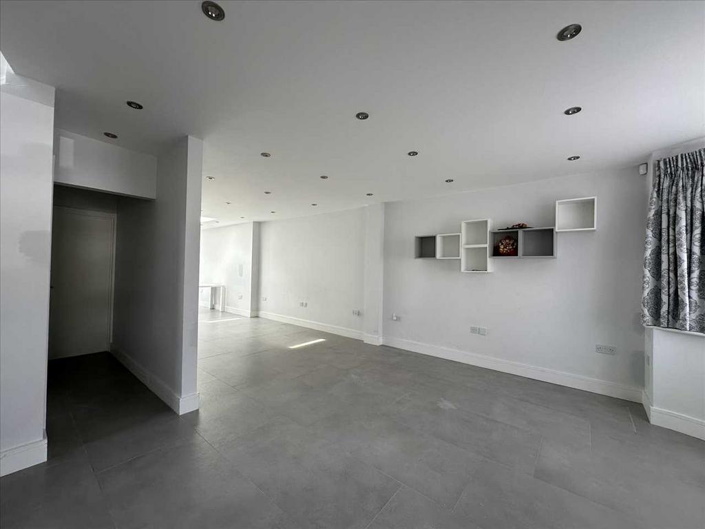 Uppingham Avenue, Stanmore 4 bed property to rent £2,500 pcm (£577 pw)