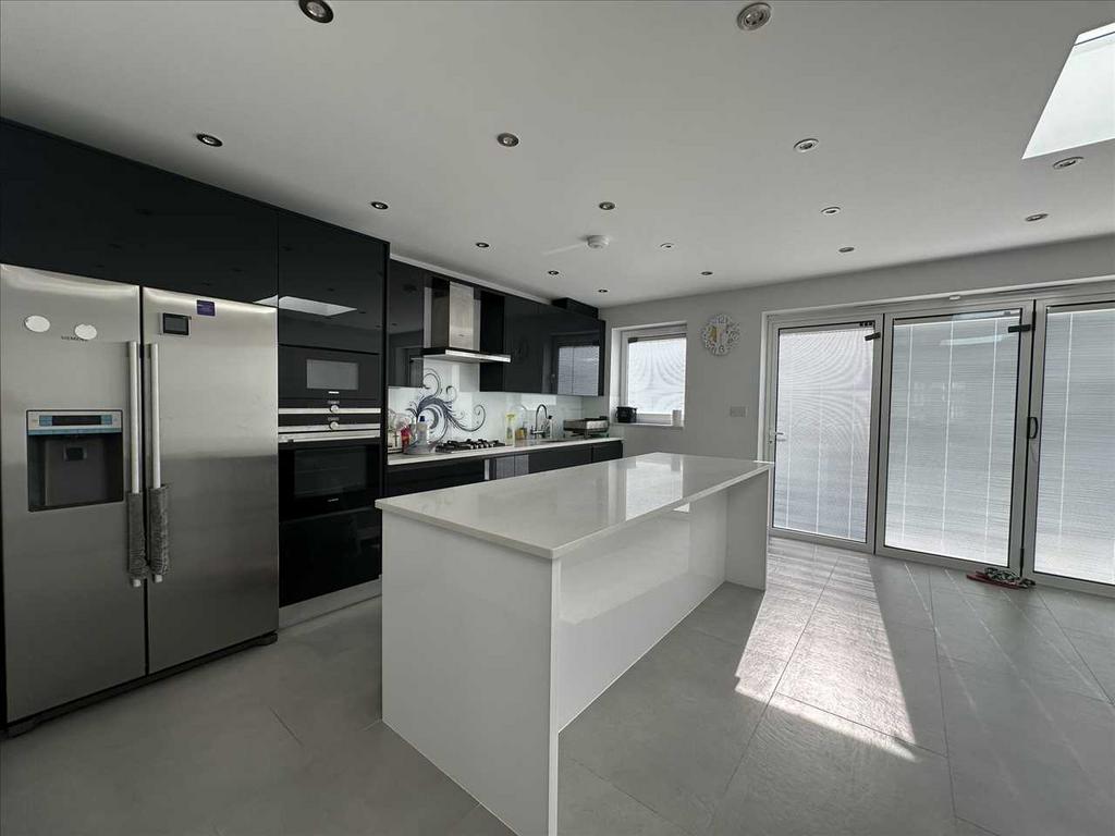 Uppingham Avenue, Stanmore 4 bed property to rent £2,500 pcm (£577 pw)