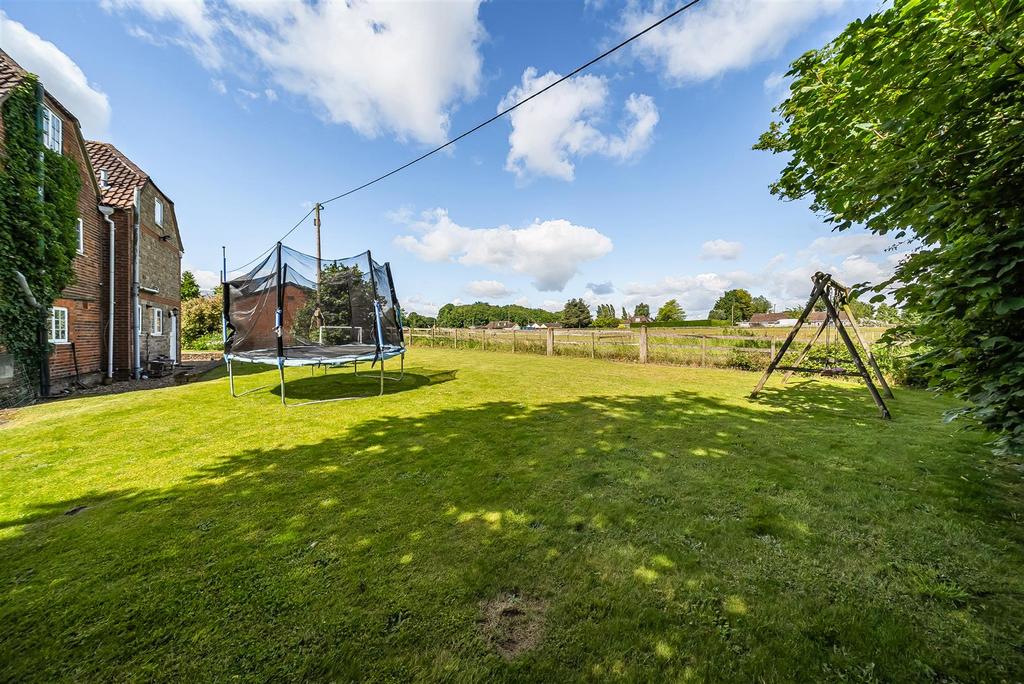 St. Ediths Marsh, Bromham 4 bed detached house to rent £2,000 pcm (£