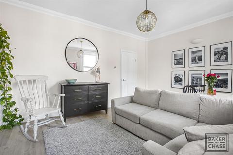 2 bedroom flat for sale, Russell Road, London N13