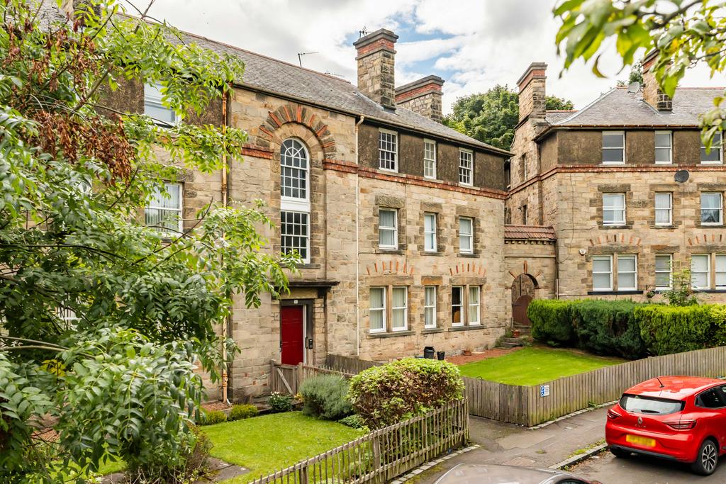 Northfield Gardens, Edinburgh EH8 2 bed flat for sale £175,000