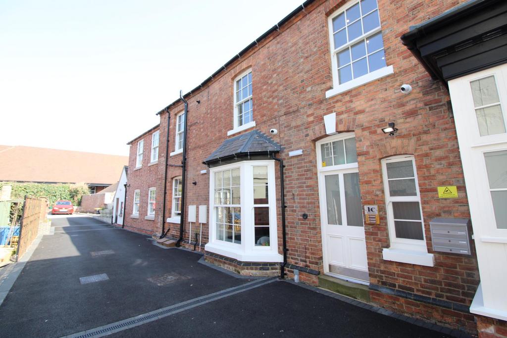 Market Street, Ashbydela Zouch LE65 2 bed flat to rent £925 pcm (£