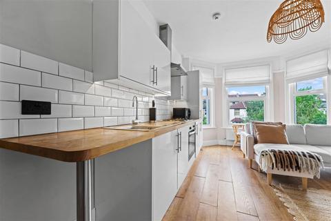 1 bedroom flat for sale, Holmesdale Road, London