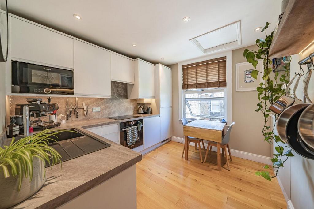 Tremadoc Road, Clapham 2 bed flat for sale £795,000