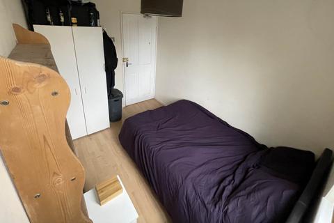 House share to rent, Hayward Gardens, London