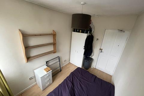 1 bedroom in a house share to rent, Hayward Gardens, London