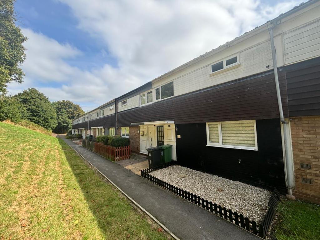 Bushley Close, Redditch 3 bed terraced house to rent £975 pcm (£225 pw)