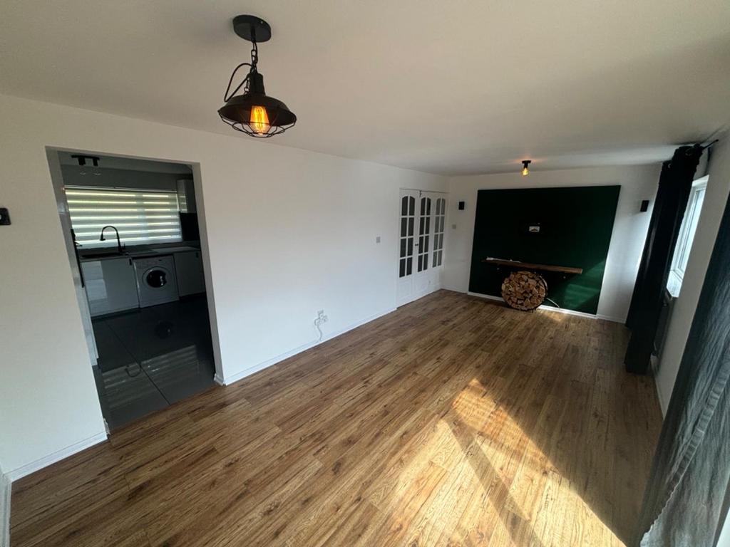 Bushley Close, Redditch 3 bed terraced house to rent £975 pcm (£225 pw)