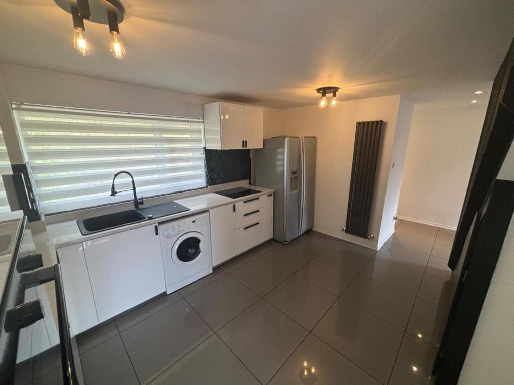 Bushley Close, Redditch 3 bed terraced house to rent £975 pcm (£225 pw)