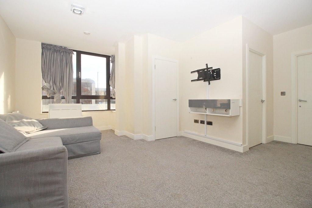 2 Bed 2 Bath Flat in Sunbury