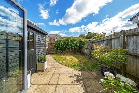 15 Albert Road, Addlestone, KT15 2PX