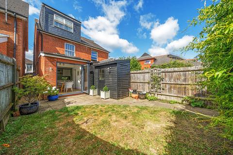 15 Albert Road, Addlestone, KT15 2PX