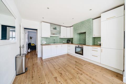 15 Albert Road, Addlestone, KT15 2PX