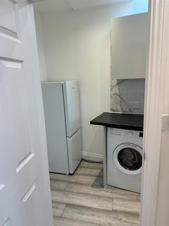 Studio to rent, Park Road, London NW4