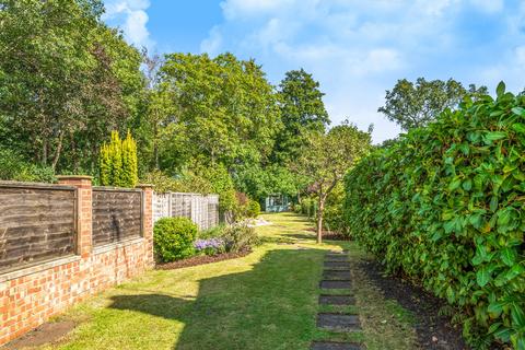 8 Common Lane, New Haw, Addlestone, KT15 3LH