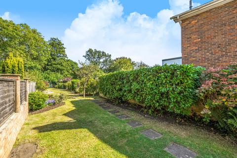 8 Common Lane, New Haw, Addlestone, KT15 3LH