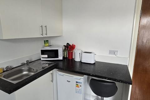 Studio to rent, Aldborough Road South, Ilford, Essex, IG3