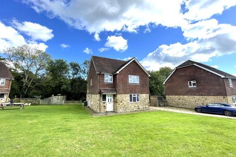 4 bedroom detached house to rent, Dewlands Hill, Crowborough, TN6 3RU