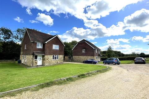 4 bedroom detached house to rent, Dewlands Hill, Crowborough, TN6 3RU