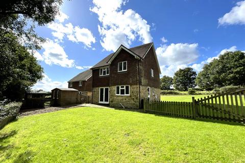 4 bedroom detached house to rent, Dewlands Hill, Crowborough, TN6 3RU