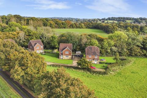 4 bedroom detached house to rent, Dewlands Hill, Crowborough, TN6 3RU