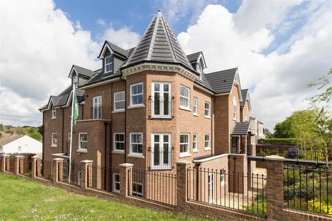 2 bedroom flat for sale, Luxurious apartment with lift service on Paddockhall Road, Hayward Heath