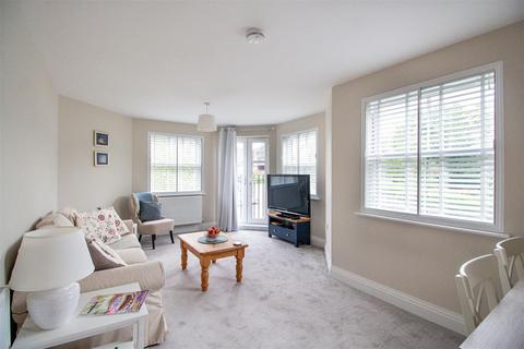 2 bedroom flat for sale, Luxurious apartment with lift service on Paddockhall Road, Hayward Heath