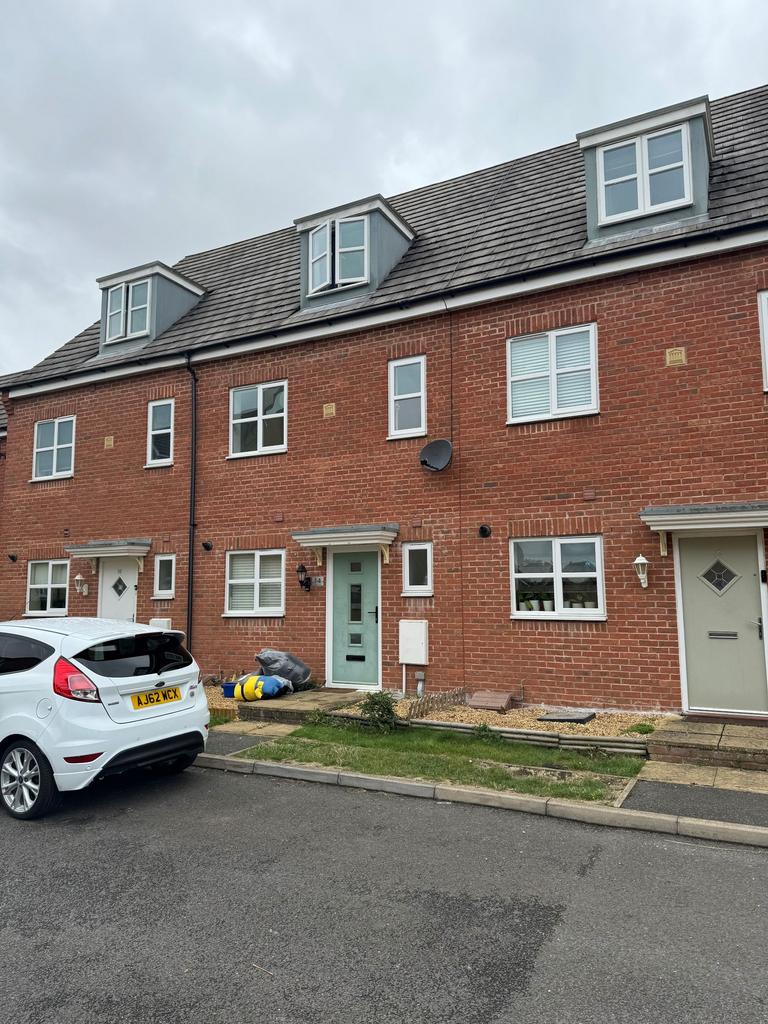 Yaxley, Peterborough PE7 4 bed terraced house to rent £1,300 pcm (£