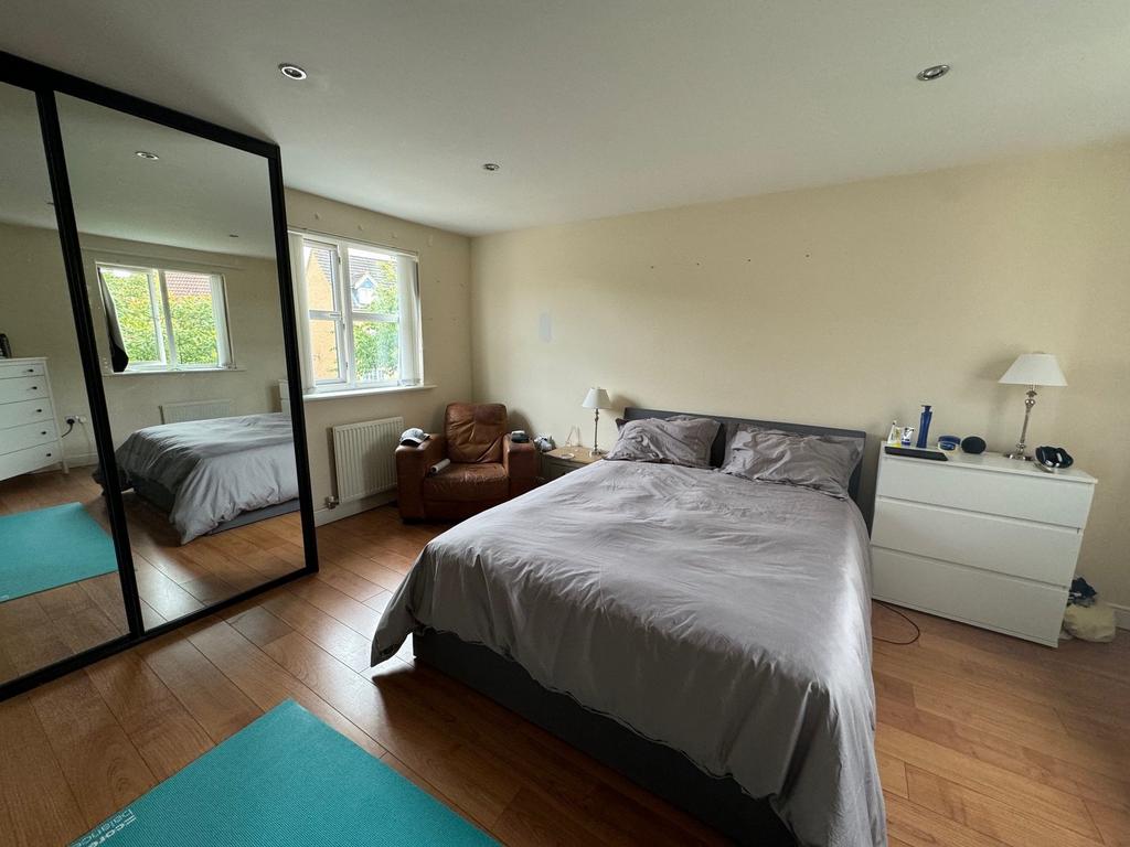 Yaxley, Peterborough PE7 4 bed terraced house to rent £1,300 pcm (£