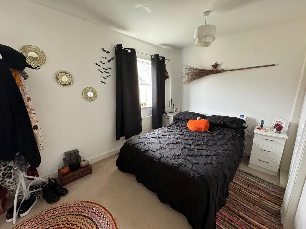 Yaxley, Peterborough PE7 4 bed terraced house to rent £1,300 pcm (£