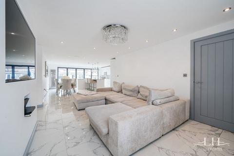 131 Burnway, Hornchurch, RM11 3SW