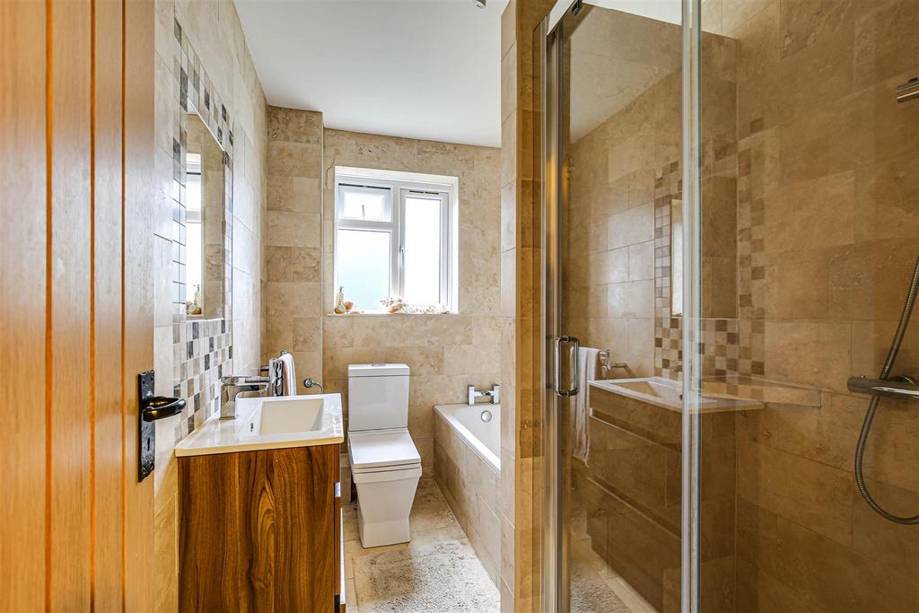 17 Bathroom.jpg