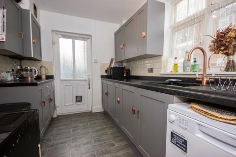 3 bedroom semi-detached house to rent, Yarborough Road, East Cowes