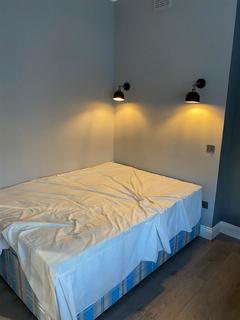 Studio to rent, Caledonian Road, London