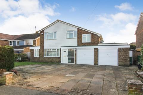 4 bedroom detached house to rent, Camborne Avenue, Aylesbury