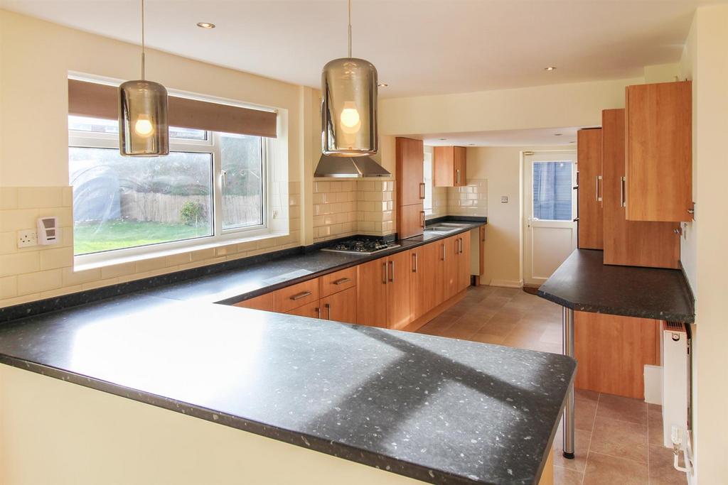 Camborne Avenue, Aylesbury 4 bed detached house to rent £2,400 pcm (£