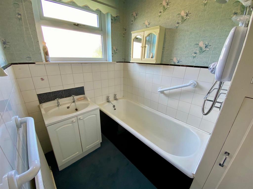 Bathroom 1.jpg