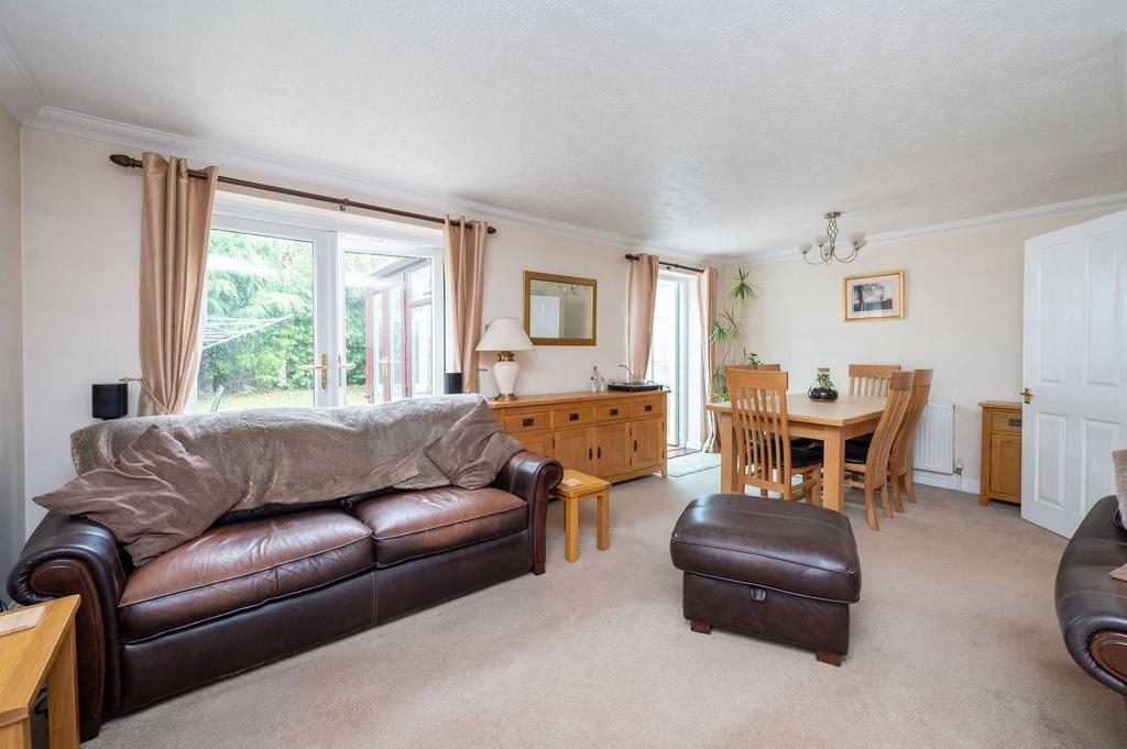 Sitting Room/ Dining Room