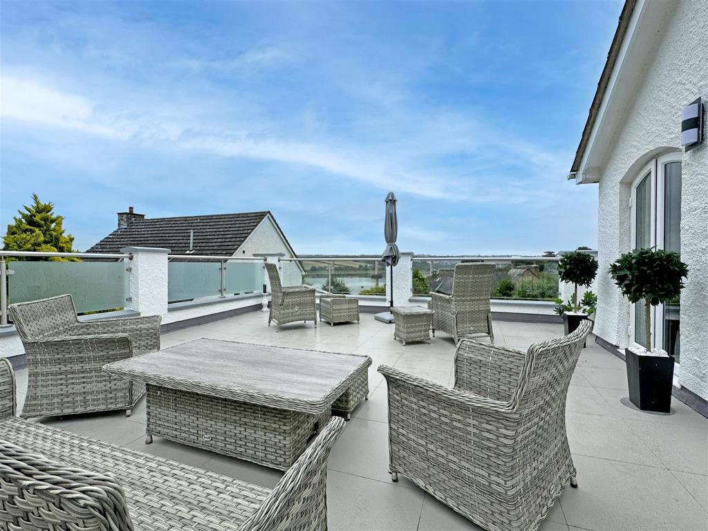 Balcony 2.jpg