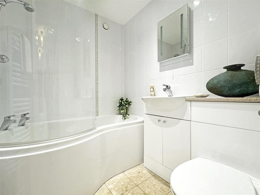 Main Bathroom.jpg
