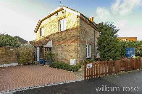 2 bedroom semi-detached house to rent, Sydney Road, Woodford Green IG8