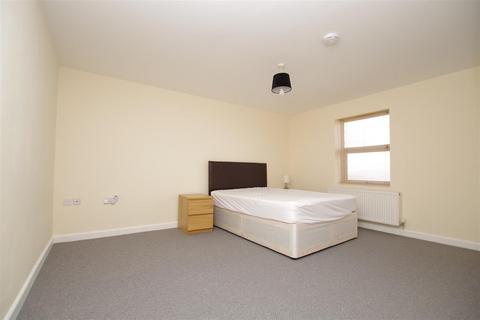 1 bedroom in a house share to rent, Savernake Street, Swindon SN1