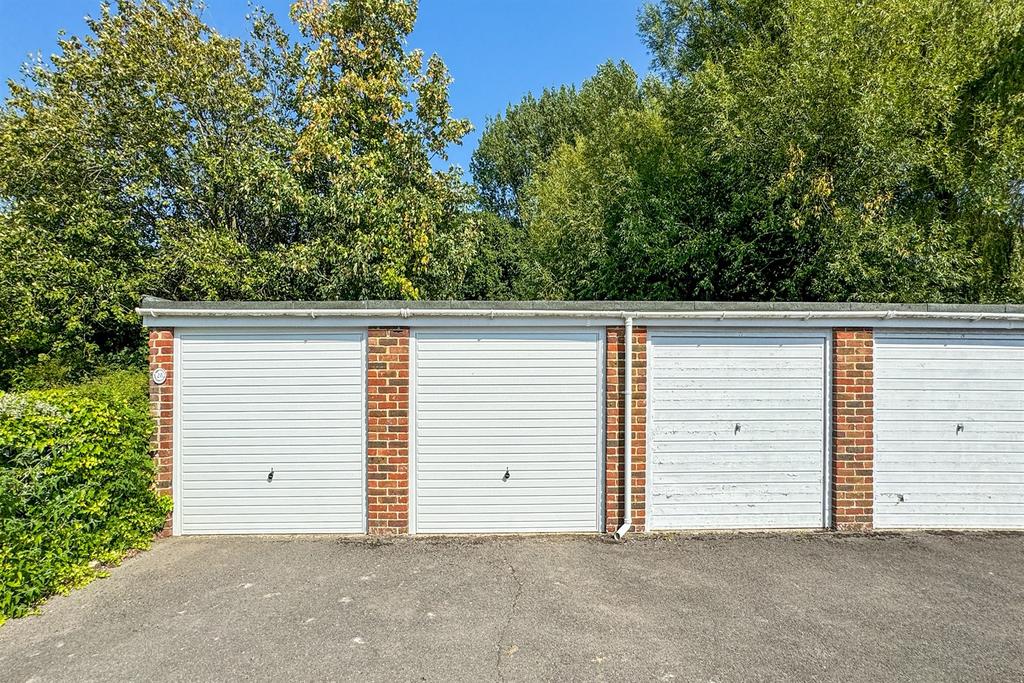 Garage in Block