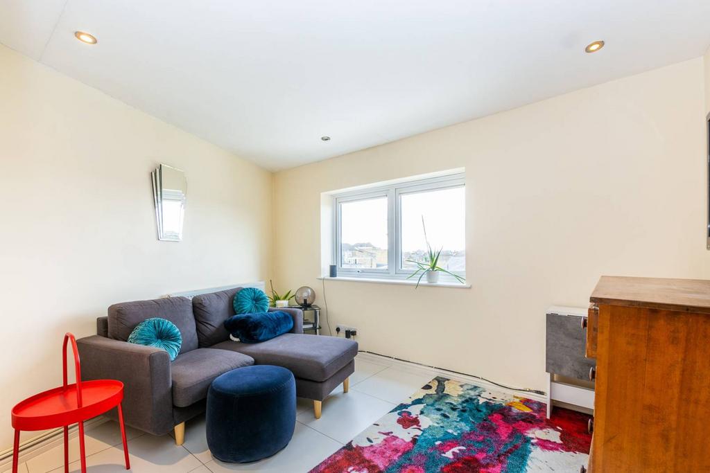 Inman Road, Earlsfield, London, SW18 1 bed flat to rent £2,700 pcm (£