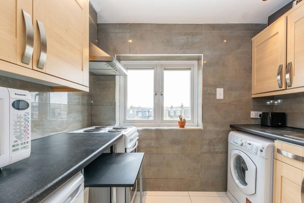 Inman Road, Earlsfield, London, SW18 1 bed flat to rent £2,700 pcm (£