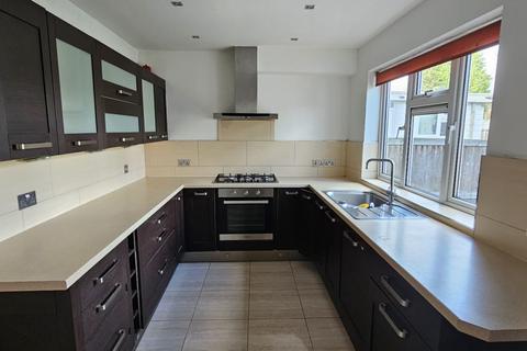 3 bedroom semi-detached house to rent, Enfield EN3