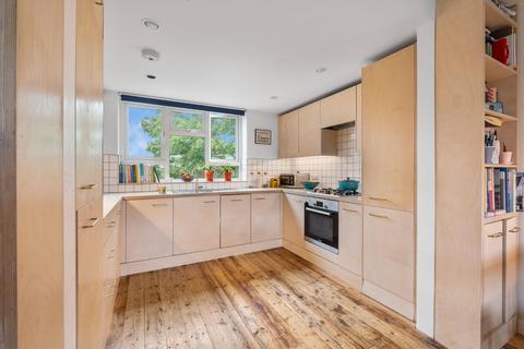 2 bedroom flat for sale, Queen Elizabeths Close, London, N16