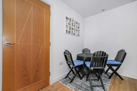 2 bedroom apartment for sale, Langhorn Drive, Twickenham