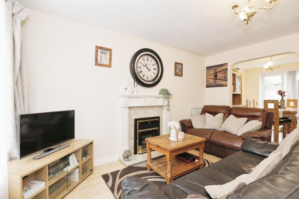 Ridge Drive, Rugby CV21 3 bed detached house to rent £1,300 pcm (£300 pw)